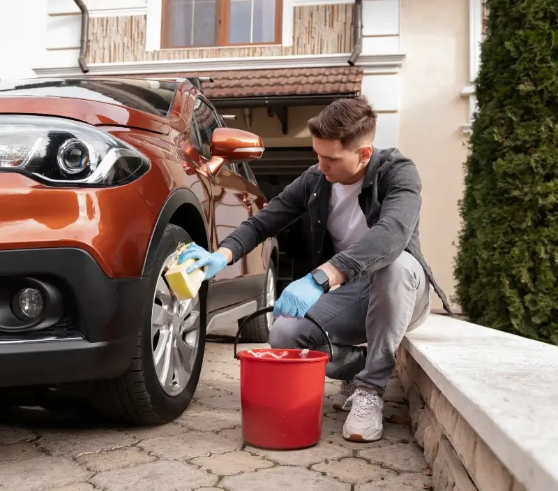 Lavage auto à domicile Morannes sur Sarthe-Daumeray : professionnel intervenant sur un véhicule
